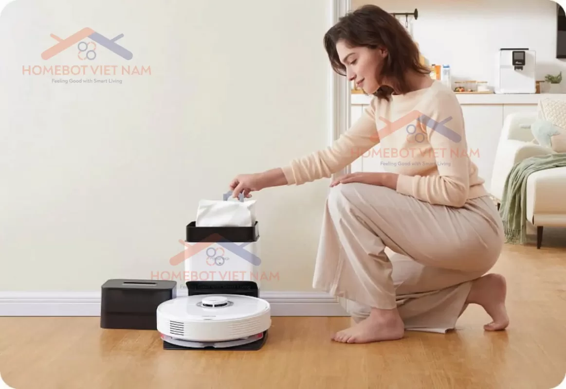 ROBOROCK Q7 MAX PLUS kết hợp hộp nước và hộp bụi trong một khay.